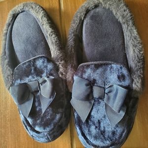 Isotoner Navy slippers size 5-6 in youth size 4 worn once to try on wash…